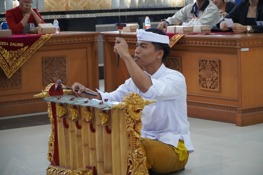 Tunjukan Kualifikasi Terdepan, Jegeg Bagus Dalung Unjuk Bakat Dalam Kegiatan Tes Bakat Pada Pemilihan Jegeg Bagus Dalung